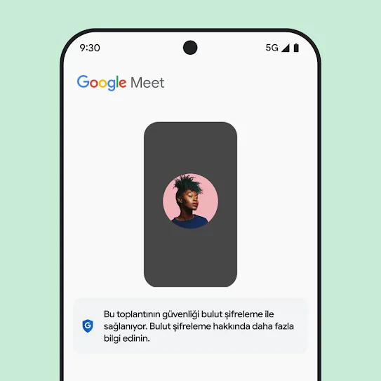 Google Meet'in açık olduğu akıllı telefon ekranı görseli. Toplantının altında, bulut şifreleme hakkında bilgi veren bir mesaj gösteriliyor.