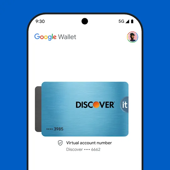 Visual ng screen ng smartphone na nakabukas ang Google Wallet, na nagpapakita ng larawan ng credit card na may virtual account number at icon para sa matagumpay at secure na transaksyon.