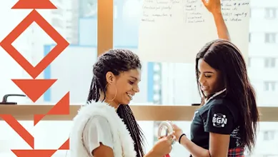 Duas mulheres negras participam de sessão de ideação