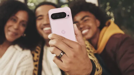 Gruppe von Freunden, die zusammen ein Foto mit der  Kamera des Android-Smartphones machen