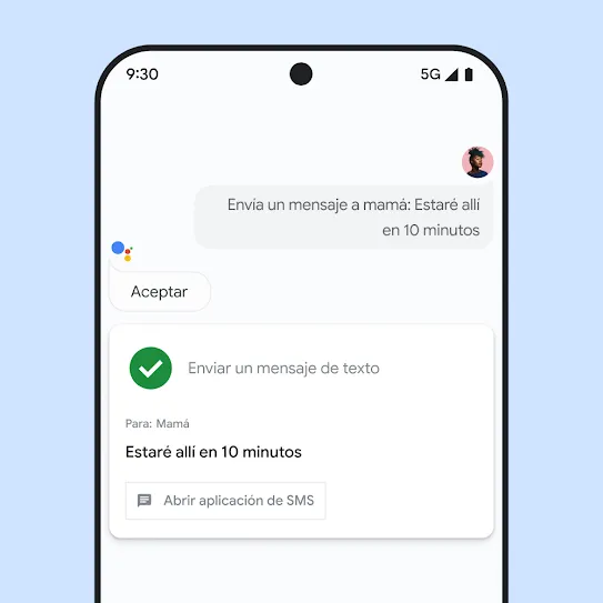 Imagen de la pantalla de un smartphone con el Asistente de Google abierto, en la que se muestra una interacción de voz para enviar un mensaje de texto a un familiar.