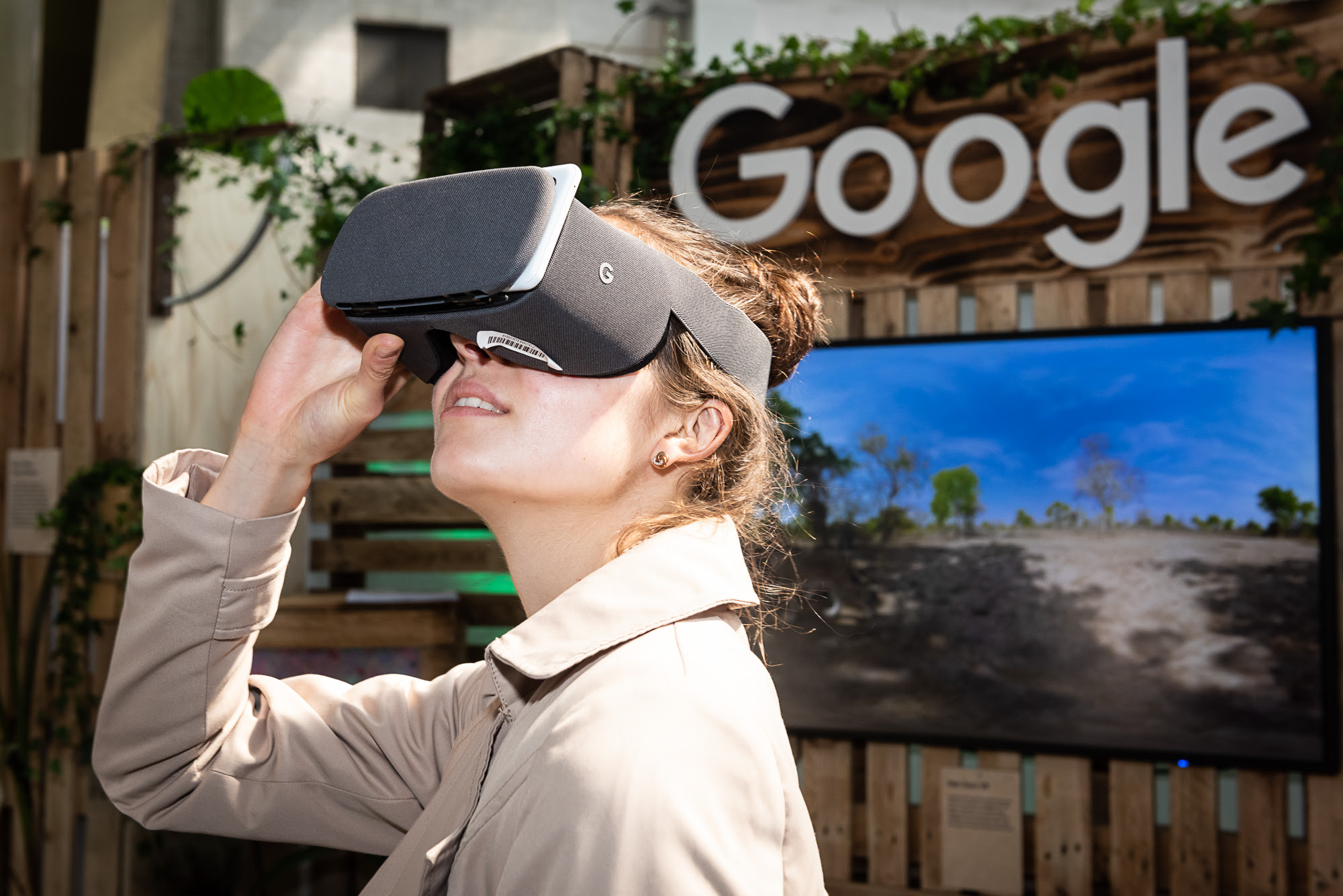 Attendee at Greentech Festival exploring VR with Google Daydream View