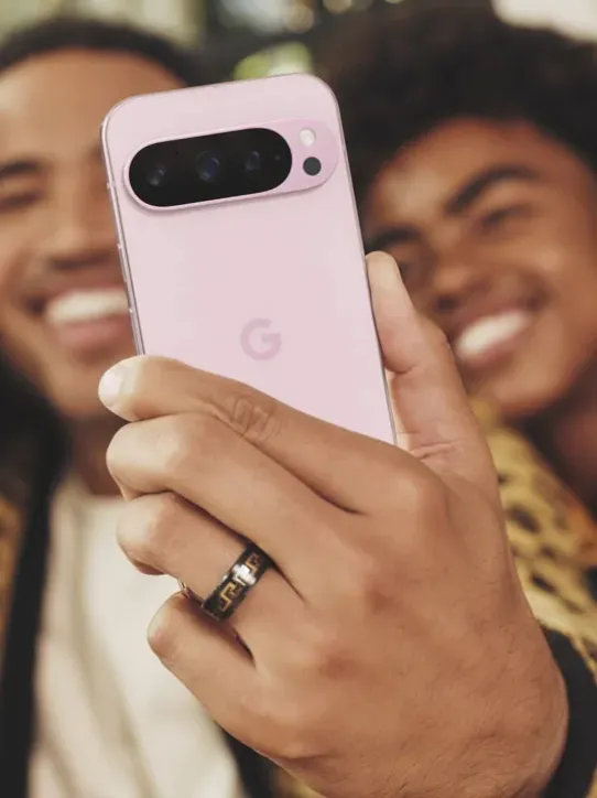 Gruppe von Freunden, die zusammen ein Foto mit der  Kamera des Android-Smartphones machen