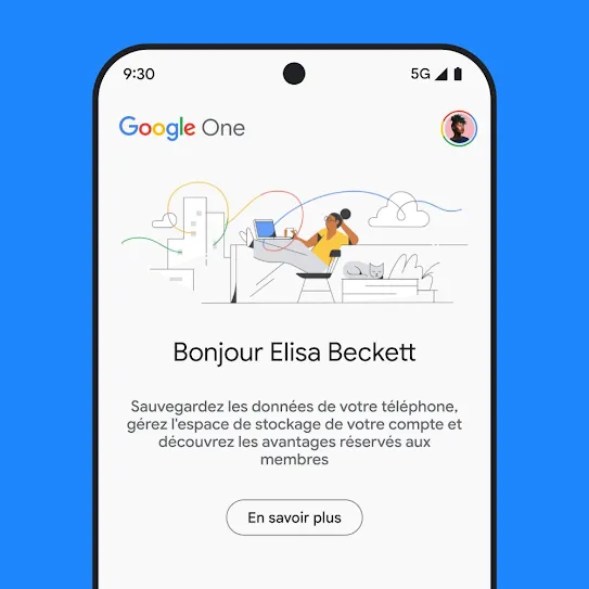 Image d'un écran de smartphone affichant Google One avec un message de bienvenue personnalisé et un message d'information sur l'espace de stockage du compte, qui mentionne les sauvegardes du téléphone et les avantages réservés aux abonnés, avec un lien pour en savoir plus.