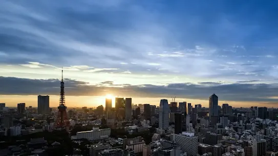 動画のサムネイル画像。青空と朝焼けのコントラストが美しい夜明けの東京。東京タワーと高層ビル群が朝日に照らされている。
