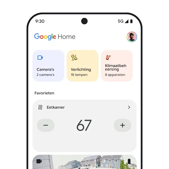 Visuele weergave van een smartphonescherm met Google Home geopend. Er wordt een dashboard getoond met een snel overzicht van informatie over beveiligingscamera's, verlichting en klimaat. 