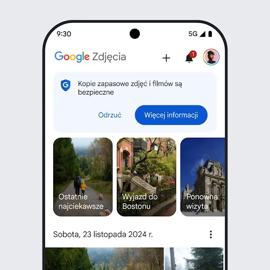 Ilustracja przedstawiająca ekran smartfona z otwartą aplikacją Zdjęcia Google, w której widać komunikat Kopie zapasowe zdjęć i filmów są bezpieczne oraz link Więcej informacji.