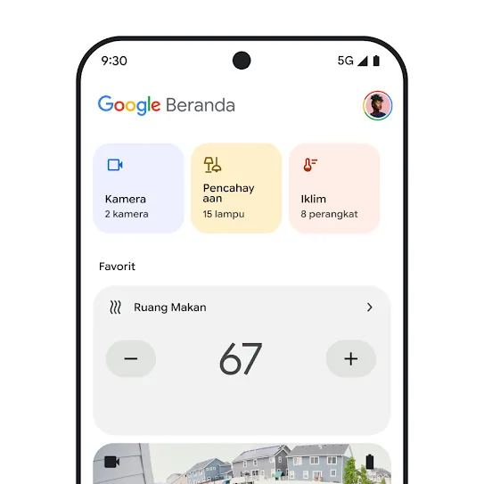 Visual layar smartphone dengan Google Home yang terbuka, menampilkan dasbor yang menyajikan informasi sekilas tentang kamera keamanan, pencahayaan, dan pengatur kondisi udara. 