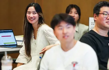 서로 대화를 나누고 있는 남성과 여성