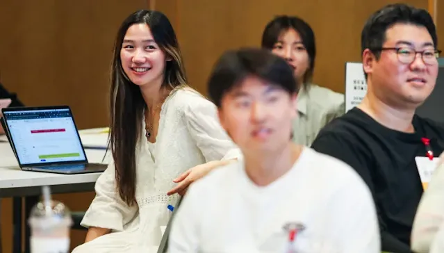서로 대화를 나누고 있는 남성과 여성