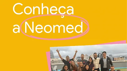 Sobre fundo amarelo, texto com os dizeres "Conheça a Neomed". Abaixo do texto, há uma foto da equipe da Neomed.