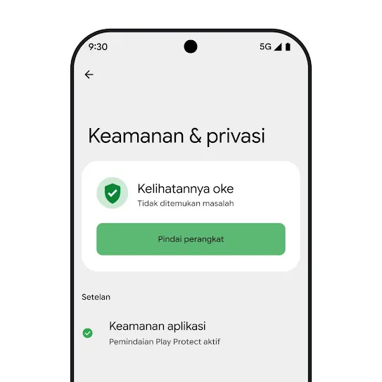 Visual layar smartphone yang menjalankan OS Android dengan setelan Keamanan & Privasi terbuka, menampilkan hasil pemindaian perangkat dan setelan keamanan aplikasi.