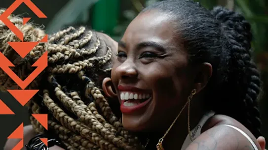 Duas mulheres negras se abraçam