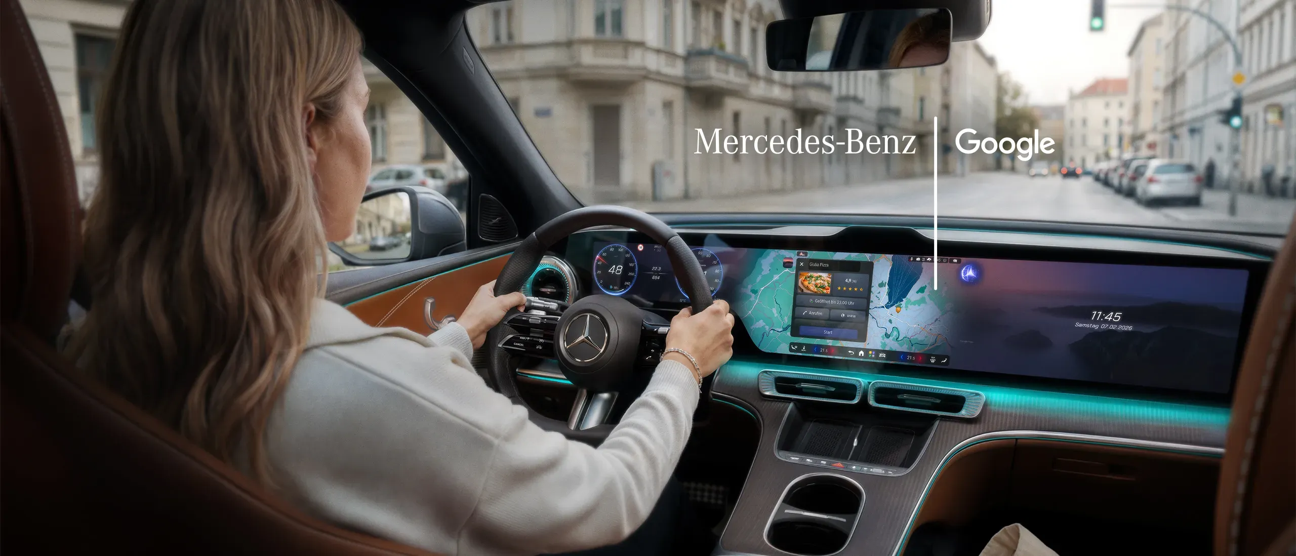 Frau steuert einen Mercedes-Benz mit brauner Innenausstattung; Blick auf eine Navigationskarte auf dem Dashboard. Mercedes-Benz- und Google-Logos oben rechts.