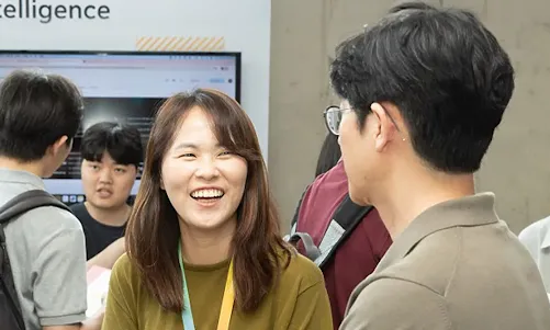 Two professionals engaging in a friendly discussion at the event.