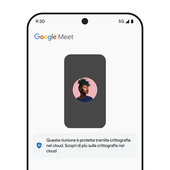 Immagine dello schermo di uno smartphone con Google Meet aperto, che mostra un messaggio sotto la schermata della riunione che fornisce informazioni sulla crittografia nel cloud.