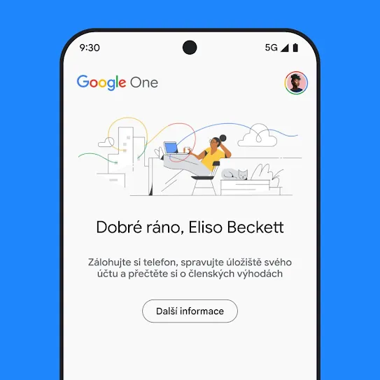 Vizualizace obrazovky chytrého telefonu s otevřenou službou Google One zobrazující personalizovanou uvítací zprávu a informační zprávu o úložišti účtu, zálohách telefonu a výhodách členství s odkazem na další informace.