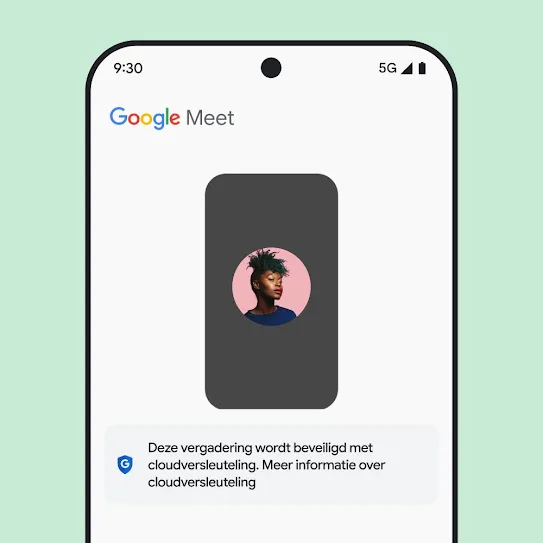 Visuele weergave van een smartphonescherm met Google Meet geopend, waarop onder de vergadering een bericht staat met informatie over cloudversleuteling.