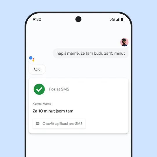 Vizualizace obrazovky chytrého telefonu s otevřeným Asistentem Google ukazující hlasovou interakci k odeslání textové zprávy členovi rodiny.