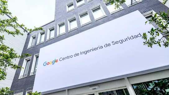 Valla publicitaria del Centro de Ingeniería de Seguridad de Google en un rascacielos.