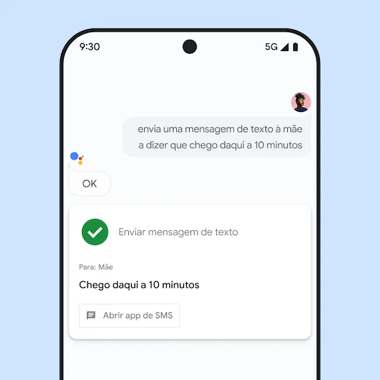 Imagem do ecrã de um smartphone com o Assistente Google aberto, a apresentar uma interação de voz para enviar uma mensagem de texto a um membro da família.