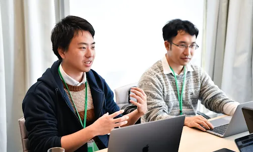会議で同じものを探している2人