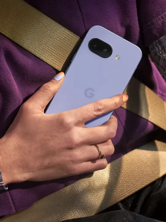 Frau hält Android Smartphone unterwegs