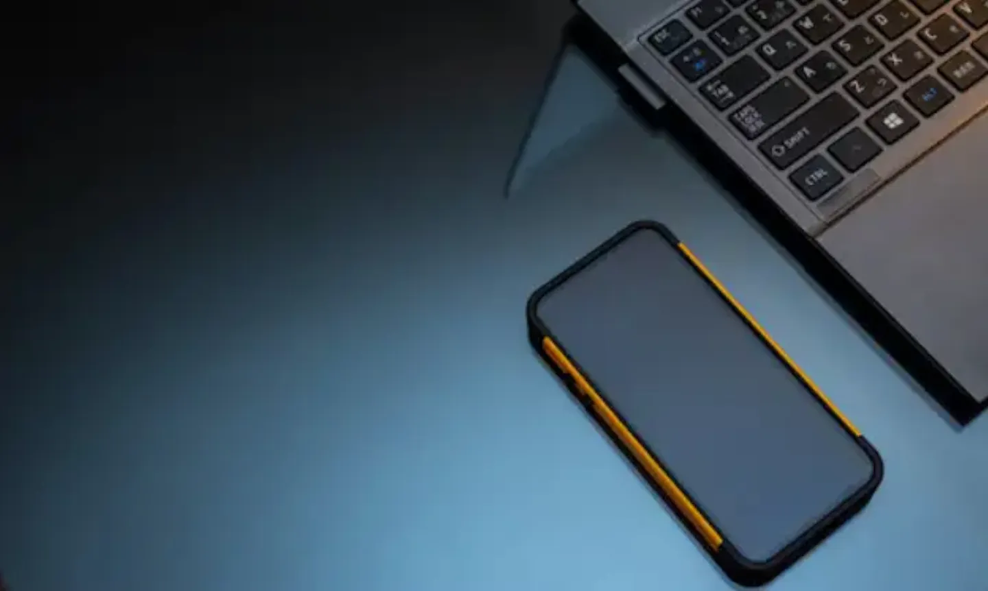 Téléphone Android sur un bureau