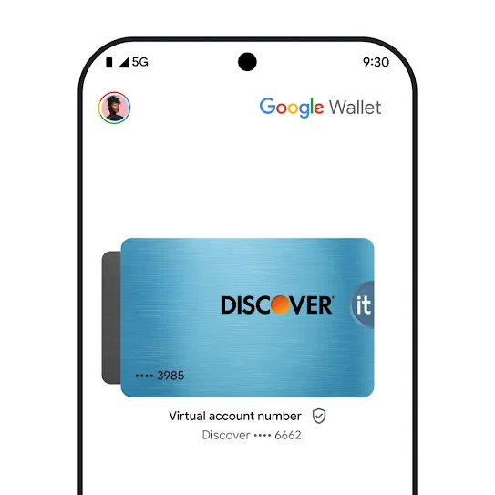 מסך סמארטפון שפתוחה בו אפליקציית Google Wallet, ומוצגת בה תמונה של כרטיס אשראי שמתחתיה מופיעים מספר חשבון וירטואלי וסמל של עסקה מאובטחת שבוצעה.