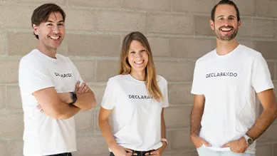 Founding team members of Declarando are posing against a wall with matching shirts.