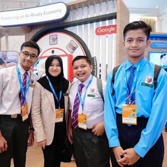 Cikgu Siti Ainulmuryida and her students from SMK Orkid Desa attending event hosted by Google