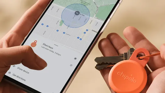 Closeup of an Android smartphone and a Chipolo tag. On the screen, you can see a map and the location of the tag.