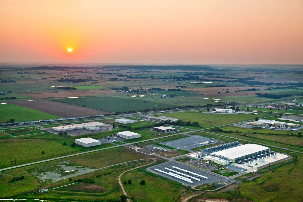 Vue aérienne de notre centre de données du comté de Mayes (Oklahoma) au coucher du soleil