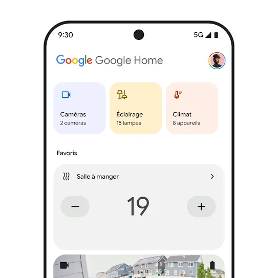 Image d'un écran de téléphone intelligent avec Google Home ouvert, affichant un tableau de bord avec un aperçu d'informations sur les caméras de sécurité, l'éclairage et le climat. 