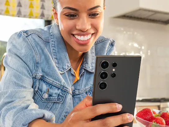 Mädchen löscht einfach und sicher Cookies/Cache auf Android-Smartphone für mehr Speicherplatz.