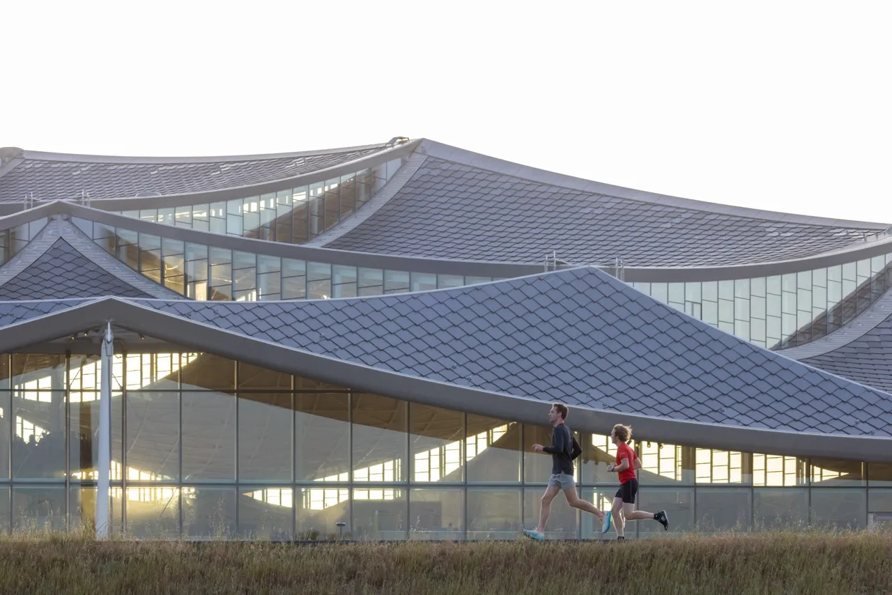 Vue des panneaux solaires posés à la façon d'écailles de dragon sur le toit de Bay View