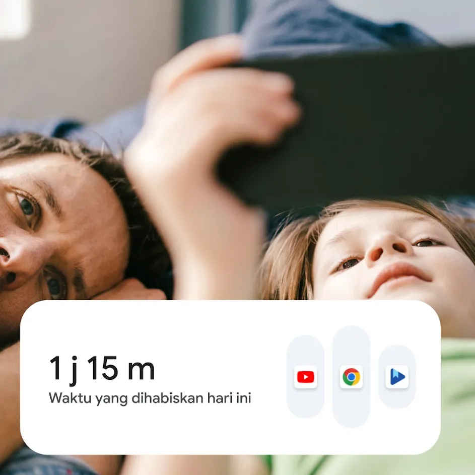 Foto seorang ayah dan anak laki-lakinya sedang berbaring bersama di rumah, menonton konten di smartphone dengan ekspresi wajah yang bahagia. Di kiri atas, ikon profil pengguna anak ditempatkan di foto. Di sudut kiri bawah, antarmuka pengguna untuk setelan waktu pemakaian perangkat ditempatkan di foto. 