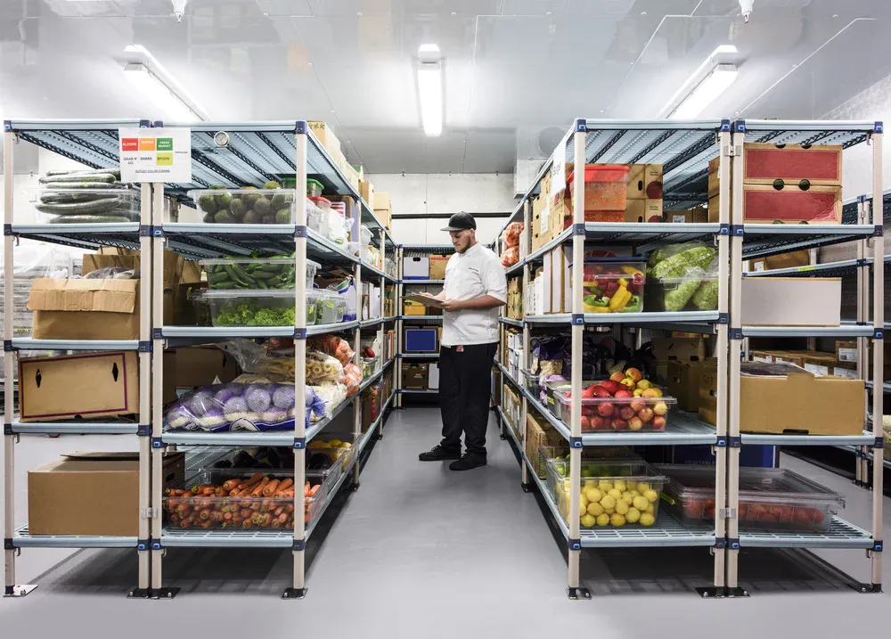 Un chef fait l'inventaire du garde-manger