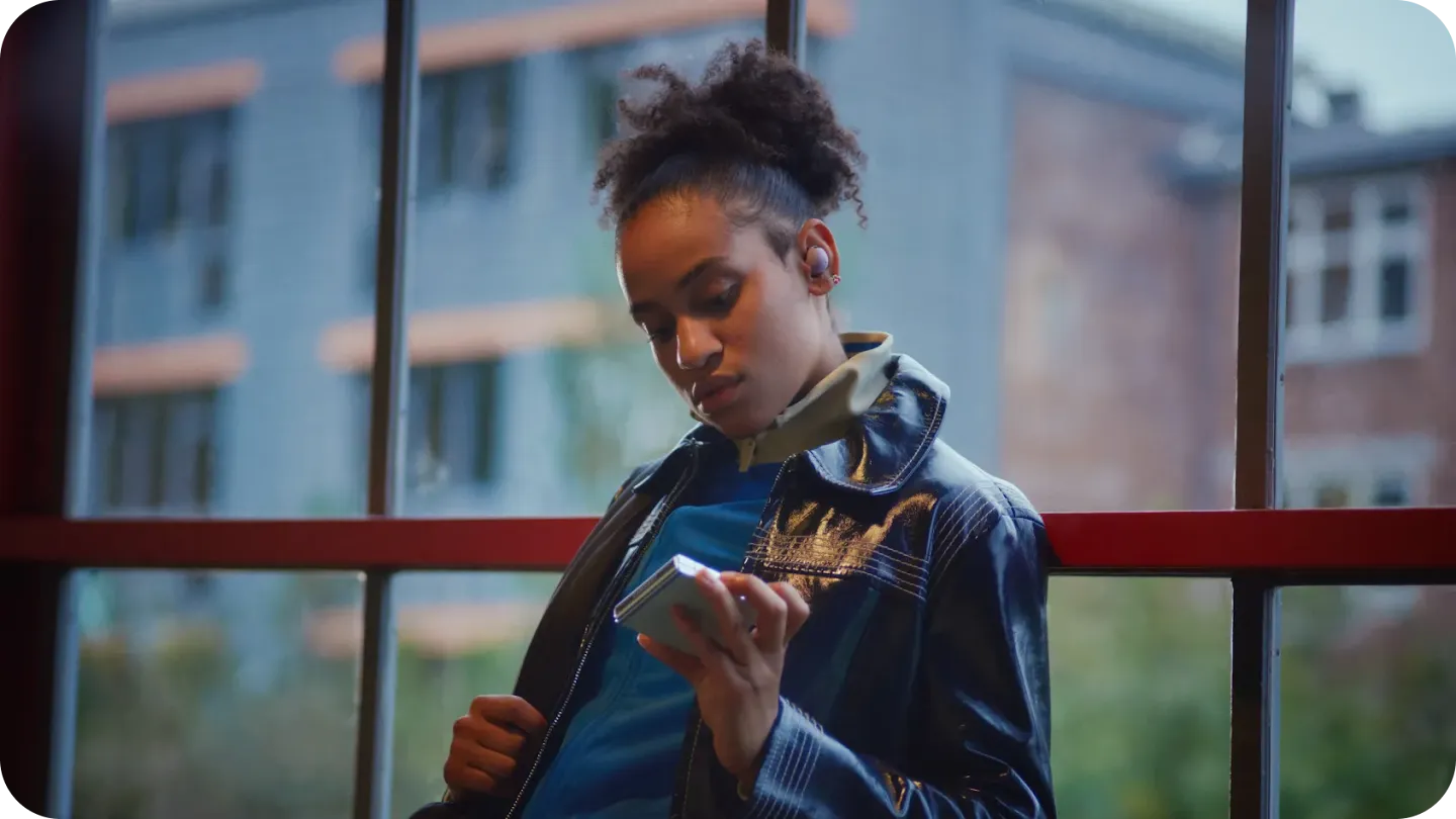 Frau schaut auf ihr Google Pixel Fold
