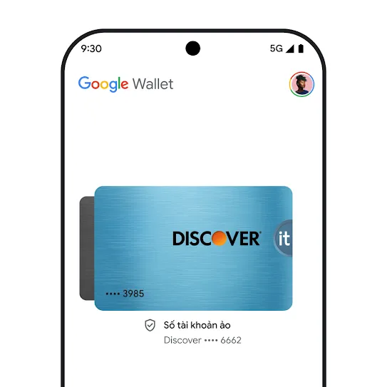Hình minh hoạ màn hình điện thoại thông minh đang mở Google Wallet, hiển thị hình ảnh thẻ tín dụng kèm theo số tài khoản ảo cùng biểu tượng cho biết giao dịch thành công và an toàn.