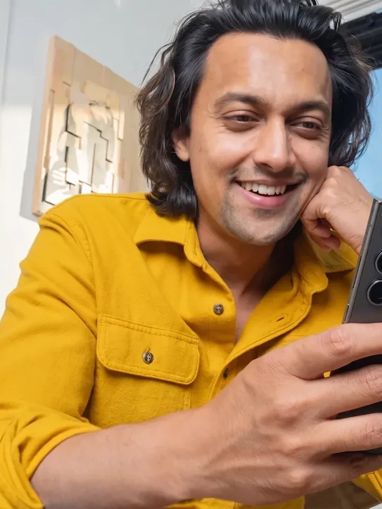 Imagem de um homem usando seu dispositivo Android