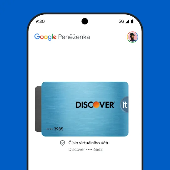 Vizualizace obrazovky chytrého telefonu s otevřenou Peněženkou Google ukazující kreditní kartu s virtuálním číslem účtu a ikonou úspěšné a bezpečné transakce.