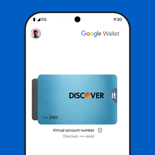 מסך סמארטפון שפתוחה בו אפליקציית Google Wallet, ומוצגת בה תמונה של כרטיס אשראי שמתחתיה מופיעים מספר חשבון וירטואלי וסמל של עסקה מאובטחת שבוצעה.