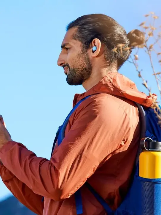 Mann wandert mit Android Smartphone