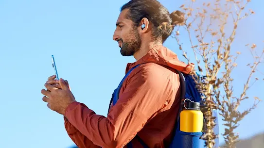 Mann wandert mit Android Smartphone