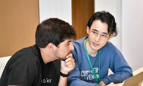 数人の男性が話し合っている