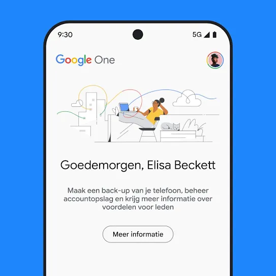 Visuele weergave van een smartphonescherm met Google One geopend. Er wordt een gepersonaliseerd welkomstbericht getoond en een informatief bericht over accountopslag, inclusief telefoonback-ups en lidmaatschapsvoordelen, met een link voor meer informatie.