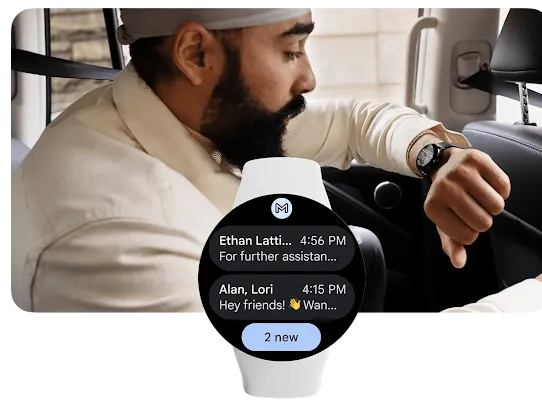 Un hombre está sentado en el asiento trasero de un coche con el brazo izquierdo levantado cerca de la cara mientras mira una notificación en su smartwatch. Está inclinado hacia delante y se agarra al respaldo del asiento del conductor, en actitud de tener prisa en un desplazamiento.