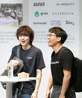 Attendees laughing over snacks at an event.