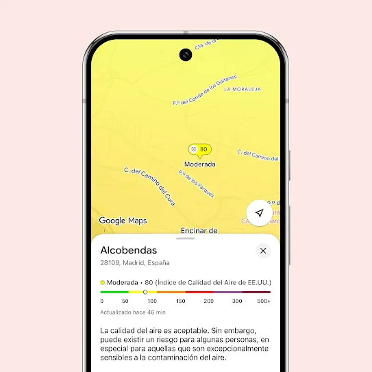 Un smartphone muestra la ficha de detalles de la calidad del aire en Google Maps para 130 Lovell Ave, en Mill Valley, California. En la parte superior, el mapa muestra una capa con un degradado amarillo que indica un ICA de 80 y la etiqueta "Calidad del aire moderada". El panel inferior incluye el desglose con la calificación "Moderada - 80 ICA (EE.&nbsp;UU.)", una escala de colores y un texto explicativo que señala que la calidad del aire es aceptable, aunque podría representar un riesgo para personas especialmente sensibles.